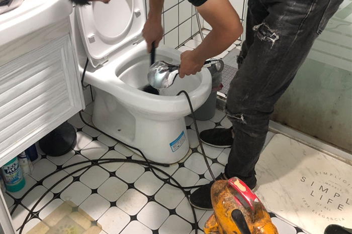 万城镇疏通下水道