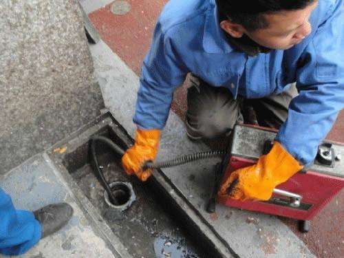 万城镇疏通下水道