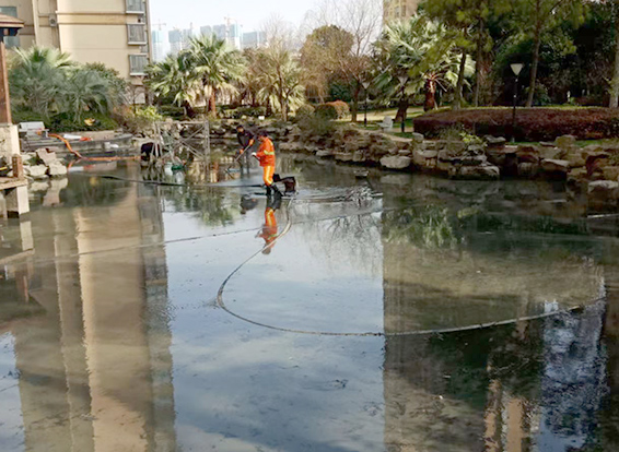 万城镇景观池淤泥清理