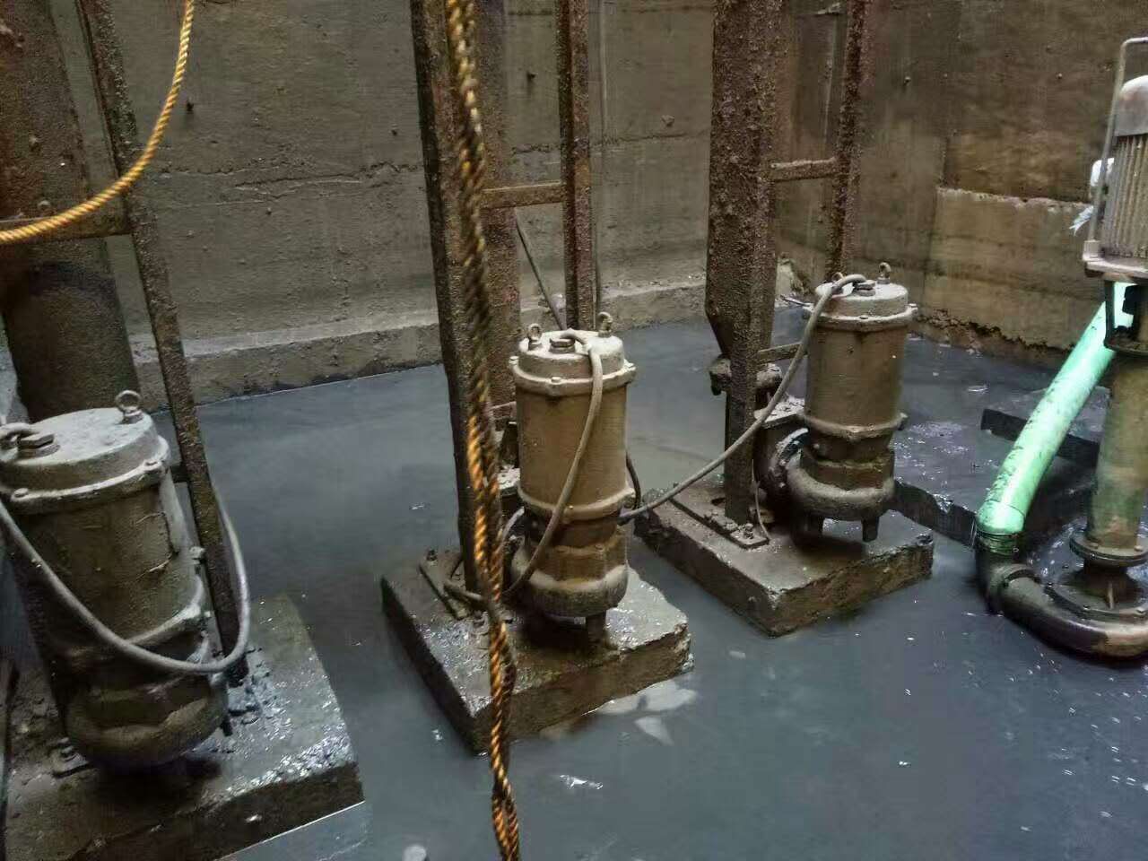 万城镇污水池清理