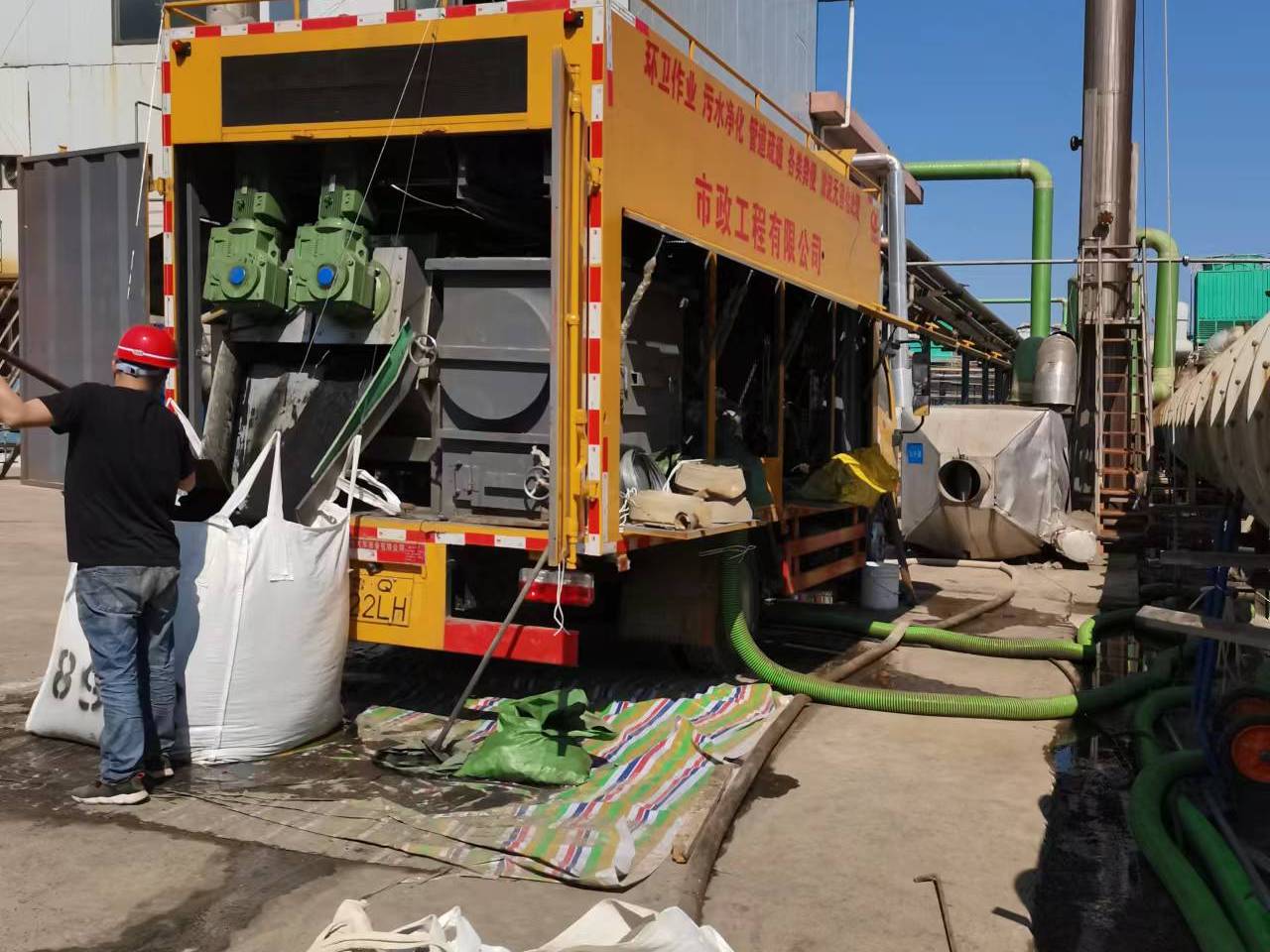 万城镇淤泥压干处理