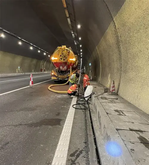 万城镇隧道排水渠清淤